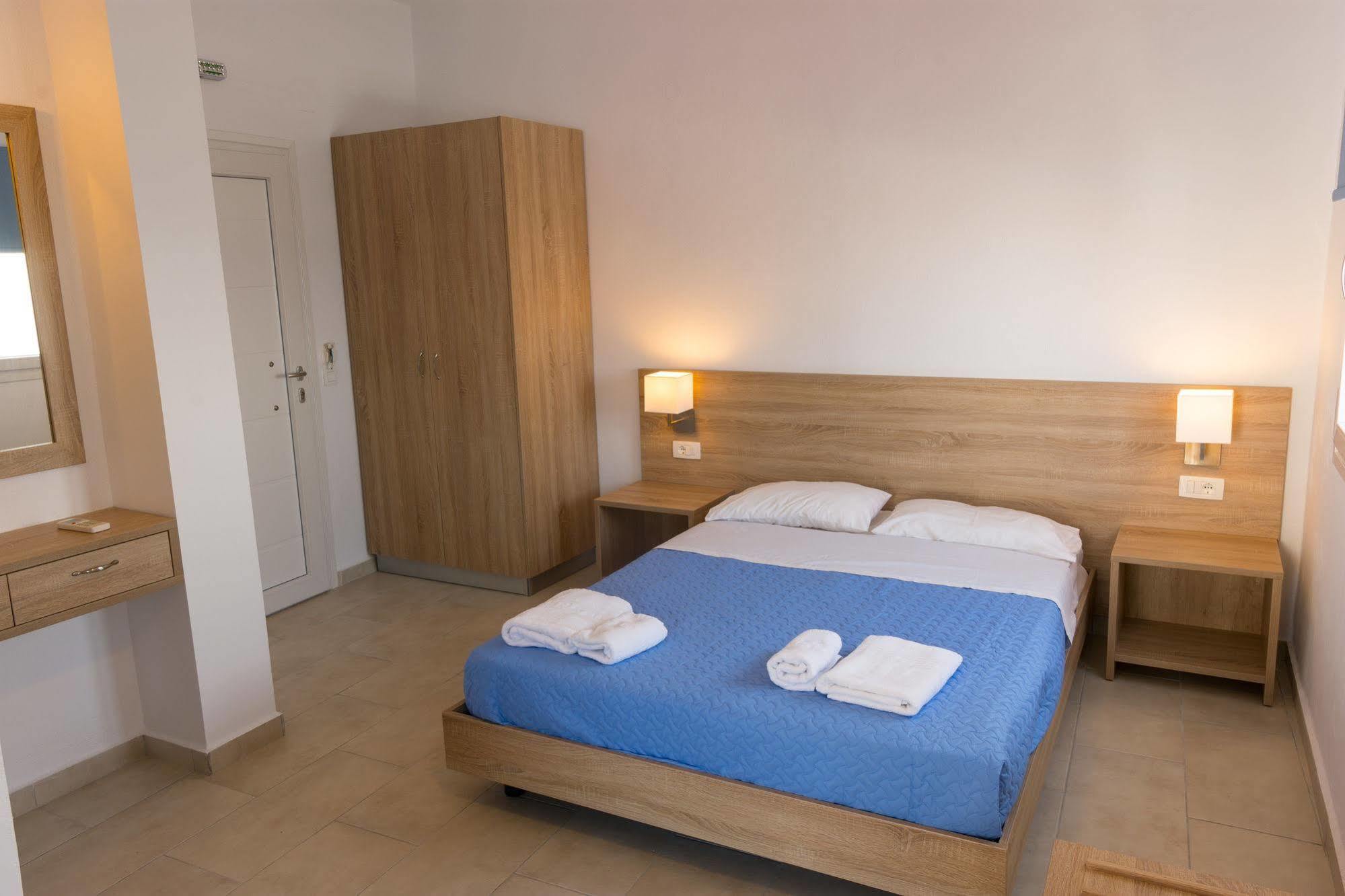 Socrates Apartmens & Restaurant Milatos Esterno foto